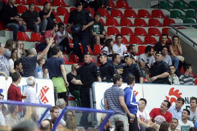 Intervencija policije na tribini s navijačima Zadra na utakmici Cibone i Zadra (80-71). Photo: Goran Stanzl/PIXSELL Intervencija policije na tribini s navijačima Zadra na utakmici Cibone i Zadra (80-71). Photo: Goran Stanzl/PIXSELL