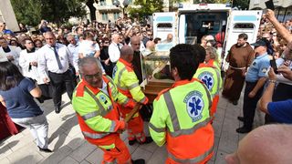 Stotine vjernika ispred crkve Gospe od zdravlja dočekalo relikviju sv. Leopolda Mandića Stotine vjernika ispred crkve Gospe od zdravlja dočekalo relikviju sv. Leopolda Mandića