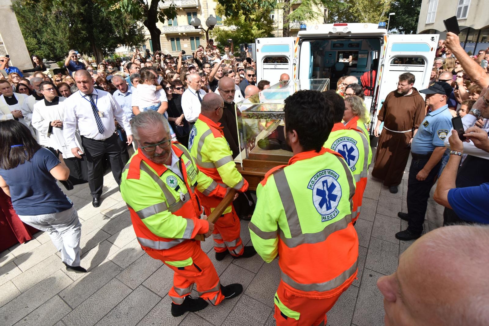 Stotine vjernika ispred crkve Gospe od zdravlja dočekalo relikviju sv. Leopolda Mandića Stotine vjernika ispred crkve Gospe od zdravlja dočekalo relikviju sv. Leopolda Mandića
