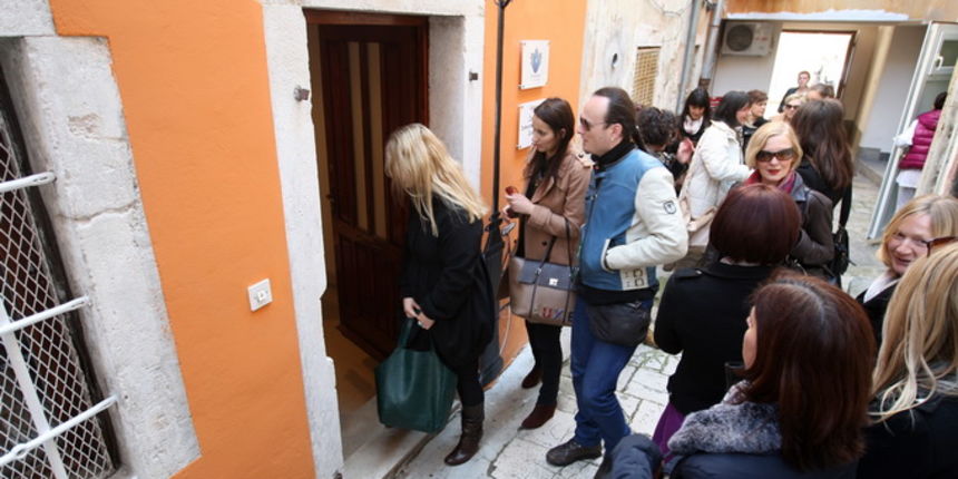 Zadar, 080413.
Grad Zadar i Zadarska zupanija su sa 130 tisuca kuna financirali projekt Volonterski centar koji je danas otvoren u ulici Jurja Bianchinija.
Foto: Jure Miskovic / CROPIX Zadar, 080413.
Grad Zadar i Zadarska zupanija su sa 130 tisuca kuna financirali projekt Volonterski centar koji je danas otvoren u ulici Jurja Bianchinija.
Foto: Jure Miskovic / CROPIX