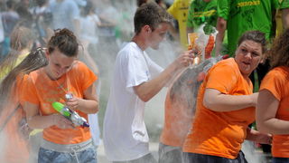 Zadar, 170513. 
Danas su se ucenici zavrsnih razreda zadarskih srednjih skola oprostili od skolskih klupa tradicionalnom Norijadom. 
Uz neizostavni alkohol, pjesmu i prosipanje brasna i jaja po centru grada, nakratko su privukli pozornost prolaznika na se