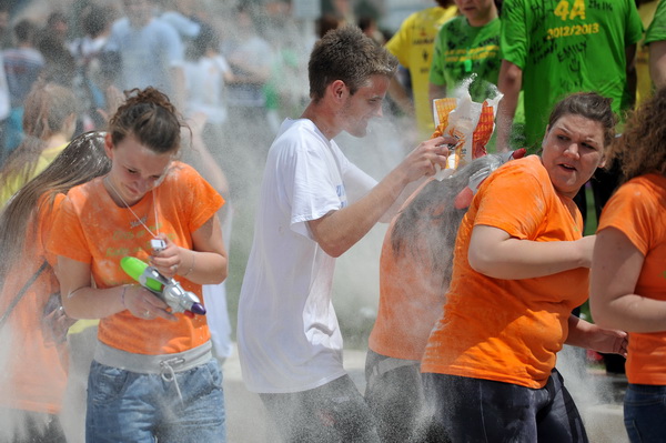 Zadar, 170513. 
Danas su se ucenici zavrsnih razreda zadarskih srednjih skola oprostili od skolskih klupa tradicionalnom Norijadom. 
Uz neizostavni alkohol, pjesmu i prosipanje brasna i jaja po centru grada, nakratko su privukli pozornost prolaznika na se