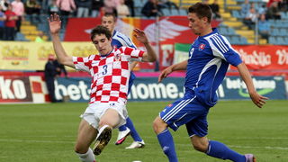 Varazdin, 190510.
Na gradskom stadionu u Varazdinu igra se kvalifikacijska utakmica za europsko prvenstvo U-21 izmedju reprezentacija Hrvatske i Slovacke.
Na slici: Sime Vrsaljko i Sylvestr Yakub.
Foto: Andrej Svoger / CROPIX