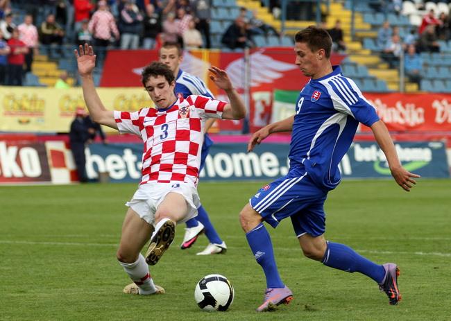 Varazdin, 190510.
Na gradskom stadionu u Varazdinu igra se kvalifikacijska utakmica za europsko prvenstvo U-21 izmedju reprezentacija Hrvatske i Slovacke.
Na slici: Sime Vrsaljko i Sylvestr Yakub.
Foto: Andrej Svoger / CROPIX