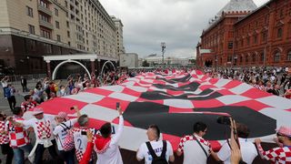 Hrvatski navijači u centru Moskve razvili divovsku zastavu Hrvatski navijači u centru Moskve razvili divovsku zastavu