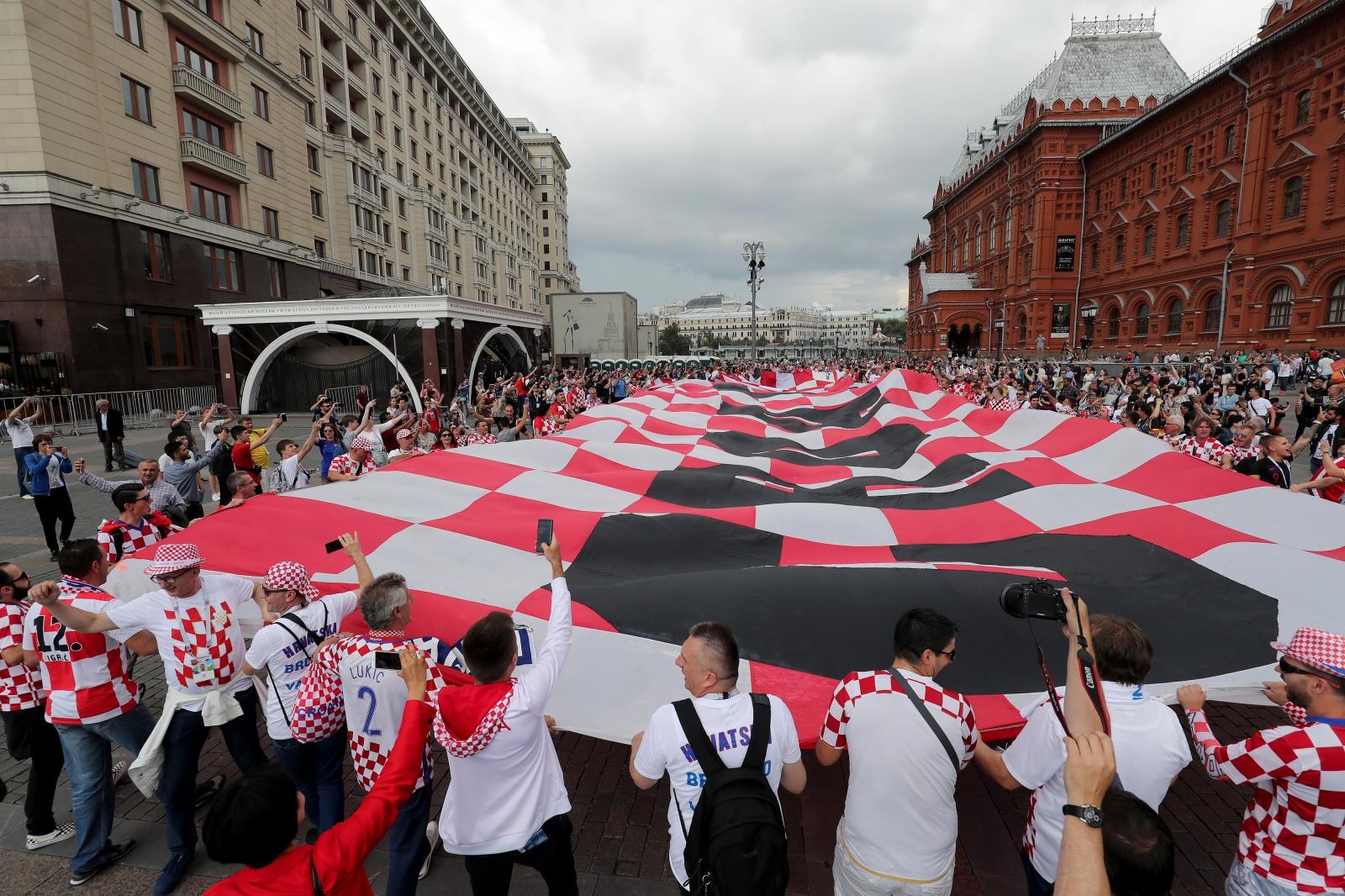 Hrvatski navijači u centru Moskve razvili divovsku zastavu Hrvatski navijači u centru Moskve razvili divovsku zastavu
