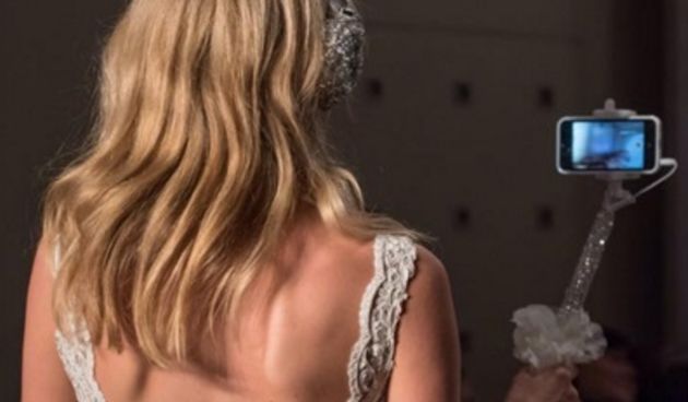 Mladenke poludjele za glamuroznim selfie štapom