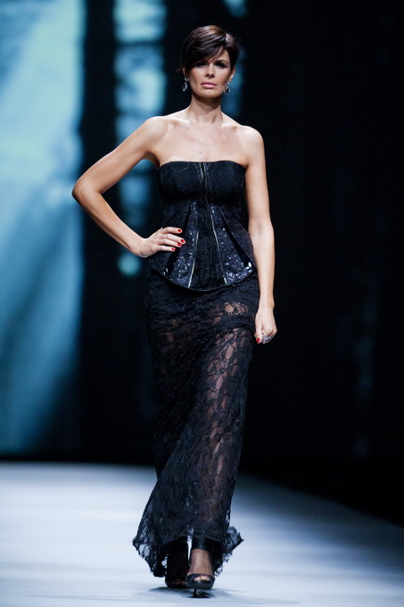 Zagreb, 191012.
U shopping centru Westgate od 18.-20.10. odrzava se modna revija Cro A Porter.
Na fotografiji: revija Linea Exsclusive, model Anica Kovac.
Foto: Neja Markicevic / CROPIX