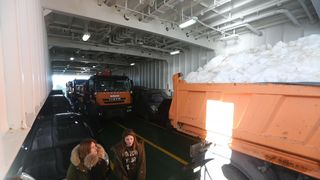 Kamioni puni snijega iz Like stigli u Veli Iž za skijašku utrku “Iška kraljica” Kamioni puni snijega iz Like stigli u Veli Iž za skijašku utrku “Iška kraljica”