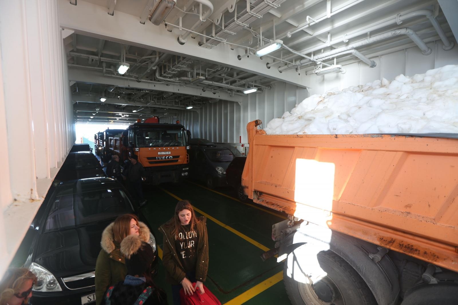 Kamioni puni snijega iz Like stigli u Veli Iž za skijašku utrku “Iška kraljica” Kamioni puni snijega iz Like stigli u Veli Iž za skijašku utrku “Iška kraljica”