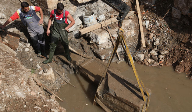 Tvrtka Ploter izvodi radove na uredjenju Poljane Pape Ivana Pavla ll i u temeljima srednjovjekovih bedema pronasli su 6 rimskih cipusa.Pod nadzorom Arheoloskog muzeja tri cu cipusa izvadjena a tri tek treba izvaditi. Na fotografiji : ciscenje izvadjenih c