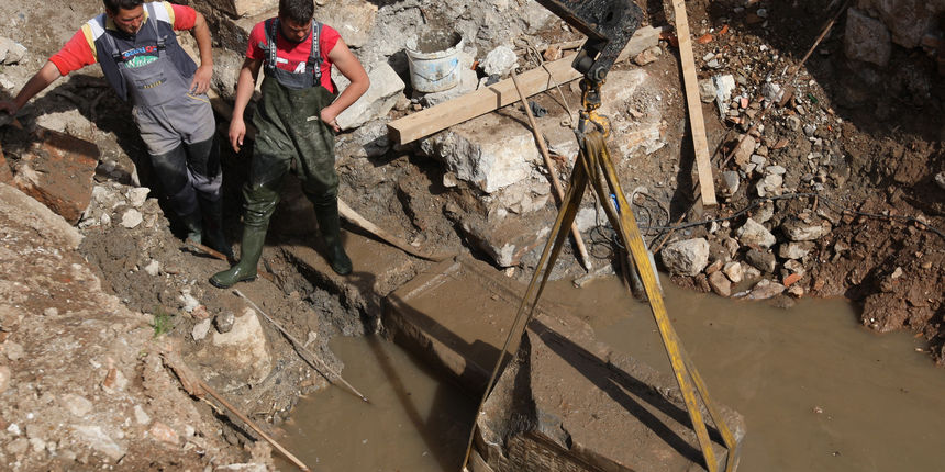 Tvrtka Ploter izvodi radove na uredjenju Poljane Pape Ivana Pavla ll i u temeljima srednjovjekovih bedema pronasli su 6 rimskih cipusa.Pod nadzorom Arheoloskog muzeja tri cu cipusa izvadjena a tri tek treba izvaditi. Na fotografiji : ciscenje izvadjenih c Tvrtka Ploter izvodi radove na uredjenju Poljane Pape Ivana Pavla ll i u temeljima srednjovjekovih bedema pronasli su 6 rimskih cipusa.Pod nadzorom Arheoloskog muzeja tri cu cipusa izvadjena a tri tek treba izvaditi. Na fotografiji : ciscenje izvadjenih c