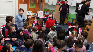 Da hrvatske zlatne Barakude imaju veliko srce pokazali su već prvog dana boravka u Zadru. Posjetili su mališane DV Latica i donijeli im prigodne poklone – vaterpolo kapice hrvatske reprezentacije. Mališani i njihove tete s oduševljenjem su dočekali svoje