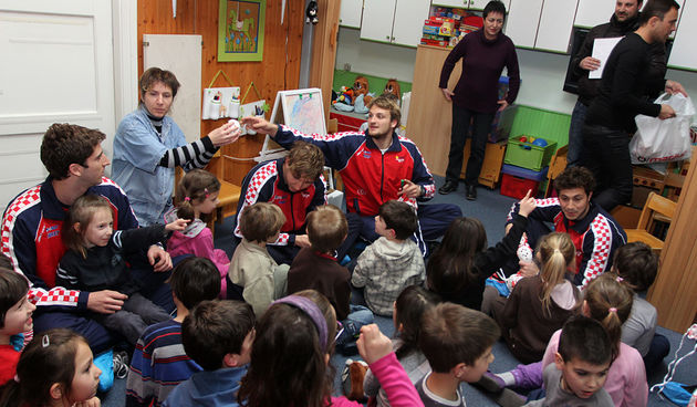 Da hrvatske zlatne Barakude imaju veliko srce pokazali su već prvog dana boravka u Zadru. Posjetili su mališane DV Latica i donijeli im prigodne poklone – vaterpolo kapice hrvatske reprezentacije. Mališani i njihove tete s oduševljenjem su dočekali svoje