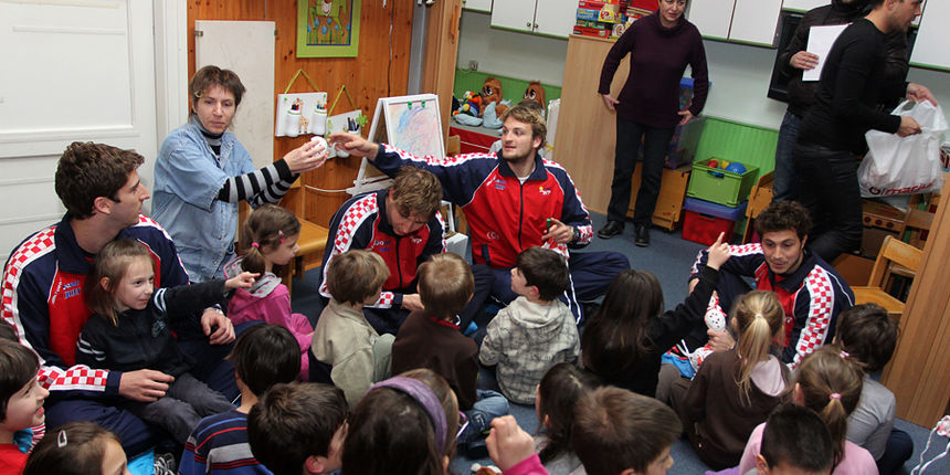 Da hrvatske zlatne Barakude imaju veliko srce pokazali su već prvog dana boravka u Zadru. Posjetili su mališane DV Latica i donijeli im prigodne poklone – vaterpolo kapice hrvatske reprezentacije. Mališani i njihove tete s oduševljenjem su dočekali svoje Da hrvatske zlatne Barakude imaju veliko srce pokazali su već prvog dana boravka u Zadru. Posjetili su mališane DV Latica i donijeli im prigodne poklone – vaterpolo kapice hrvatske reprezentacije. Mališani i njihove tete s oduševljenjem su dočekali svoje