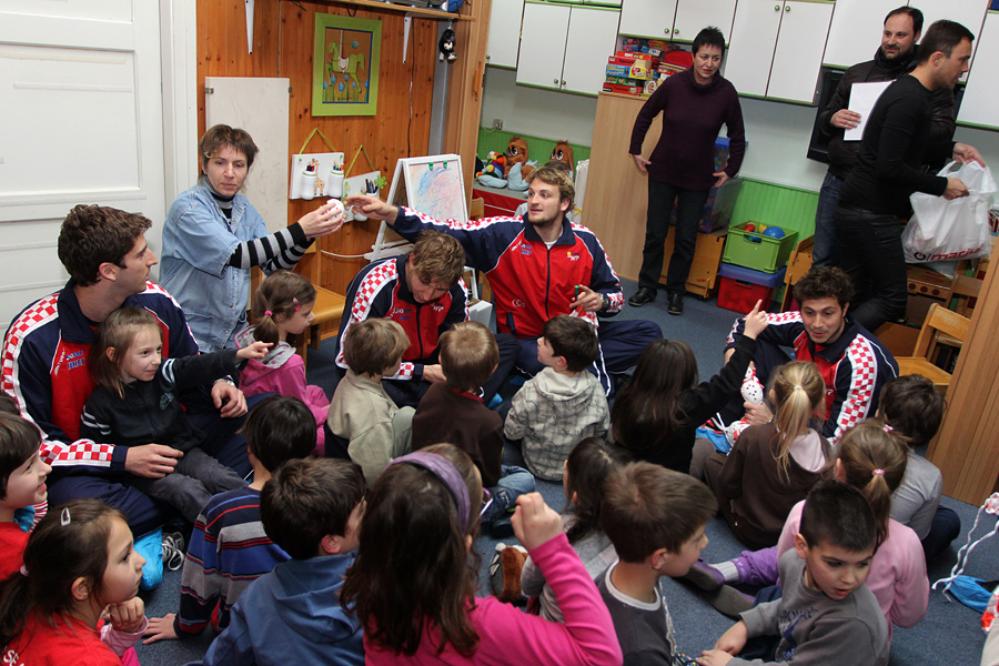 Da hrvatske zlatne Barakude imaju veliko srce pokazali su već prvog dana boravka u Zadru. Posjetili su mališane DV Latica i donijeli im prigodne poklone – vaterpolo kapice hrvatske reprezentacije. Mališani i njihove tete s oduševljenjem su dočekali svoje