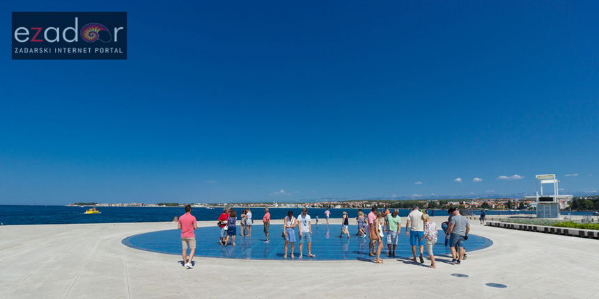 Đir po gradu 26. kolovoza 2017., Pozdrav suncu, ljeto, turisti Đir po gradu 26. kolovoza 2017., Pozdrav suncu, ljeto, turisti