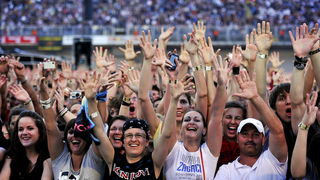 Zagreb, 080611.
Stadion Maksimir.
Nastup americke rock grupe Bon Jovi. 
Na slici: publika.
Foto: Boris Kovacev / CROPIX