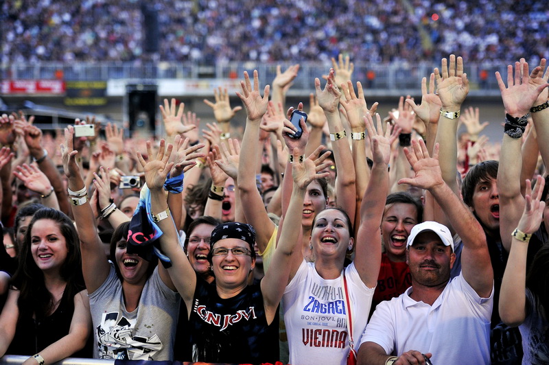 Zagreb, 080611.
Stadion Maksimir.
Nastup americke rock grupe Bon Jovi. 
Na slici: publika.
Foto: Boris Kovacev / CROPIX