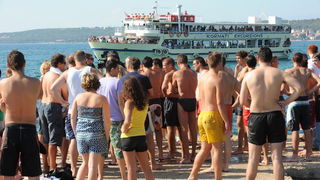 Zadar, 210710.
Mjestani zadarskog predjela Puntamika prosvjedovali su na molu svoje plaze trazeci od vlasnika broda Leut gospodina Toncija Jureska da vise ne iskrcava turiste na njihovom molu jer tako dovodi u opasnost kupace i ostecuje mol. U trenutku ka