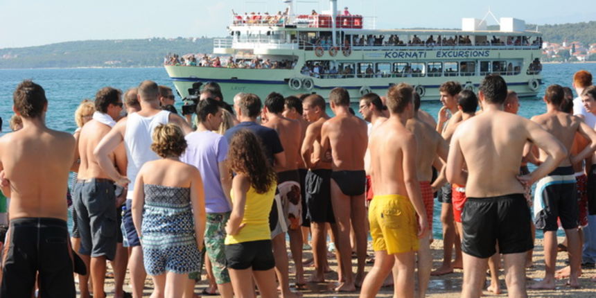 Zadar, 210710.
Mjestani zadarskog predjela Puntamika prosvjedovali su na molu svoje plaze trazeci od vlasnika broda Leut gospodina Toncija Jureska da vise ne iskrcava turiste na njihovom molu jer tako dovodi u opasnost kupace i ostecuje mol. U trenutku ka Zadar, 210710.
Mjestani zadarskog predjela Puntamika prosvjedovali su na molu svoje plaze trazeci od vlasnika broda Leut gospodina Toncija Jureska da vise ne iskrcava turiste na njihovom molu jer tako dovodi u opasnost kupace i ostecuje mol. U trenutku ka