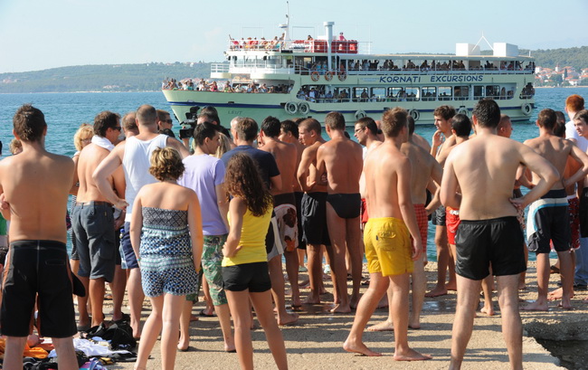 Zadar, 210710.
Mjestani zadarskog predjela Puntamika prosvjedovali su na molu svoje plaze trazeci od vlasnika broda Leut gospodina Toncija Jureska da vise ne iskrcava turiste na njihovom molu jer tako dovodi u opasnost kupace i ostecuje mol. U trenutku ka