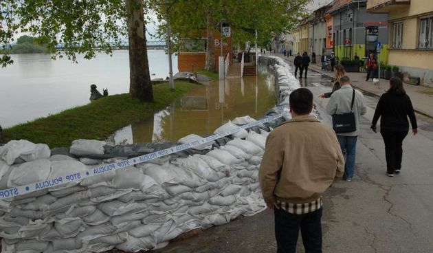 Slavonski Brod – Iako je rijeka Sava u laganom opadanju Brodjane iz najugrozenijih naselja i mjestane sela uz Savu veceras ocekuje djelomicna evakuacija zbog opasnosti od popustanja nasipa. Photo: Ivica Galovic/PIXSELL