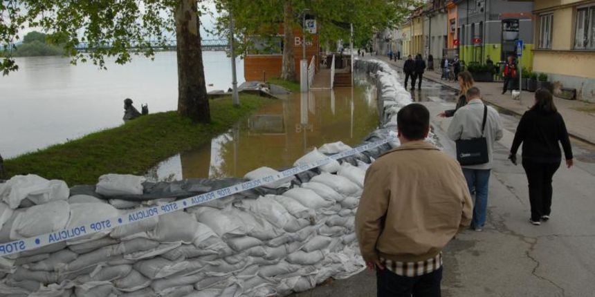 Slavonski Brod – Iako je rijeka Sava u laganom opadanju Brodjane iz najugrozenijih naselja i mjestane sela uz Savu veceras ocekuje djelomicna evakuacija zbog opasnosti od popustanja nasipa. Photo: Ivica Galovic/PIXSELL Slavonski Brod – Iako je rijeka Sava u laganom opadanju Brodjane iz najugrozenijih naselja i mjestane sela uz Savu veceras ocekuje djelomicna evakuacija zbog opasnosti od popustanja nasipa. Photo: Ivica Galovic/PIXSELL