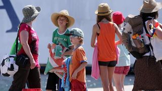 26.07.2013., Zadar – Velika guzva u zadarskoj trajektnoj luci. Photo: Zeljko Mrsic/PIXSELL Autor Zeljko Mrsic/PIXSELL guzve, trajekt, Luka, turisti 26.07.2013., Zadar – Velika guzva u zadarskoj trajektnoj luci. Photo: Zeljko Mrsic/PIXSELL Autor Zeljko Mrsic/PIXSELL guzve, trajekt, Luka, turisti