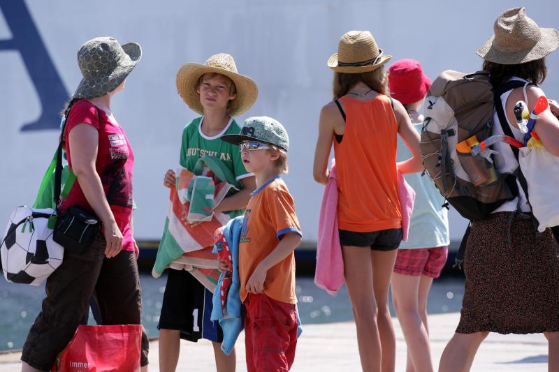 26.07.2013., Zadar – Velika guzva u zadarskoj trajektnoj luci. Photo: Zeljko Mrsic/PIXSELL Autor Zeljko Mrsic/PIXSELL guzve, trajekt, Luka, turisti 26.07.2013., Zadar – Velika guzva u zadarskoj trajektnoj luci. Photo: Zeljko Mrsic/PIXSELL Autor Zeljko Mrsic/PIXSELL guzve, trajekt, Luka, turisti