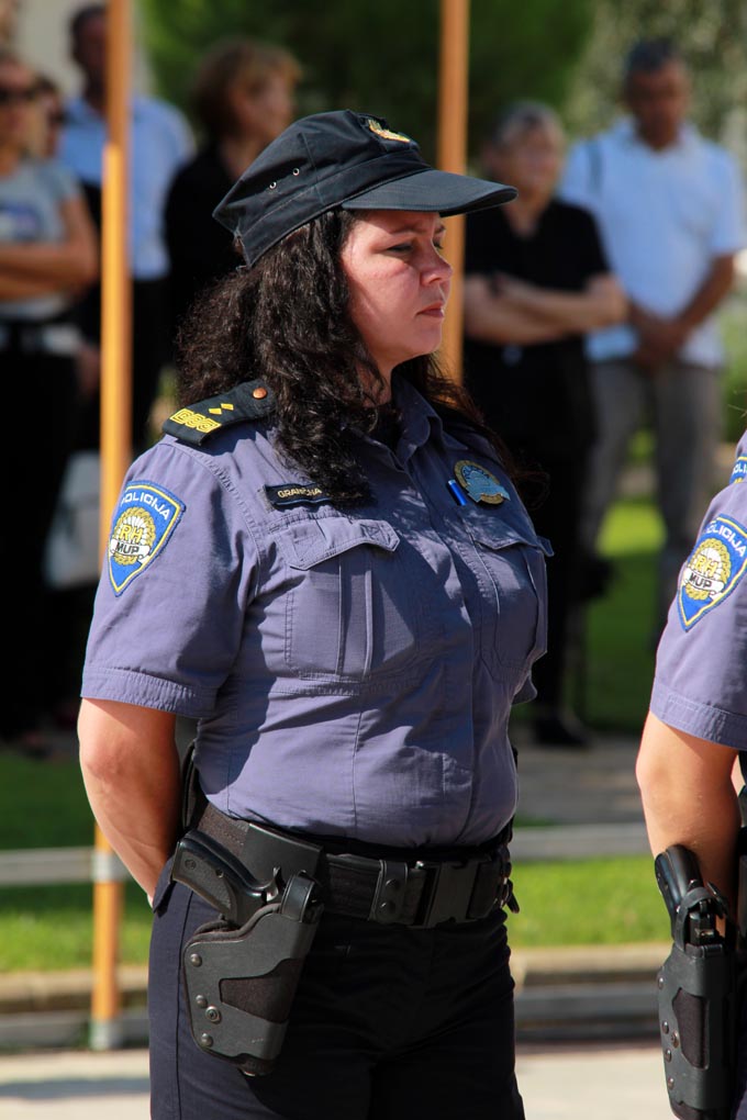 U prigodi Dana hrvatske policije i njihovog zaštitnika Sv.Mihovila danas je u PU Zadarskoj održana prigodna svečanost.U nastavku svečanosti, pokaznu vježbu samoobrane izveli su pripadnici interventne jedinice PU Zadarske te su podijeljena priznanja nagrađ U prigodi Dana hrvatske policije i njihovog zaštitnika Sv.Mihovila danas je u PU Zadarskoj održana prigodna svečanost.U nastavku svečanosti, pokaznu vježbu samoobrane izveli su pripadnici interventne jedinice PU Zadarske te su podijeljena priznanja nagrađ