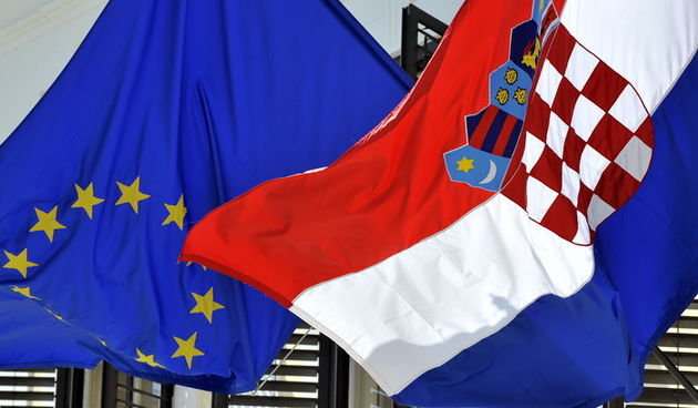 Zagreb, 140413. 
Gradjani Hrvatske danas po prvi puta biraju svoje zastupnike za EU parlament.
Na fotografiji: ilustracija, zastave RH i EU  na zgradi Vlade.
Foto: Bruno Konjevic / CROPIX