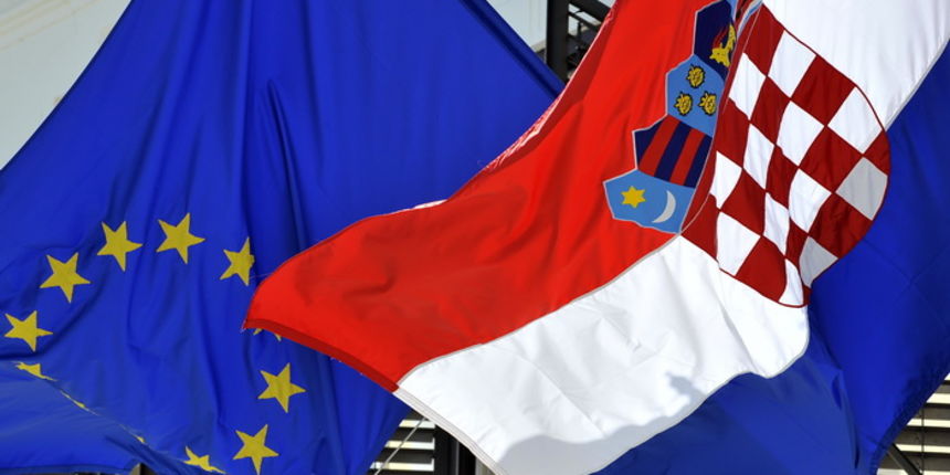 Zagreb, 140413.
Gradjani Hrvatske danas po prvi puta biraju svoje zastupnike za EU parlament.
Na fotografiji: ilustracija, zastave RH i EU na zgradi Vlade.
Foto: Bruno Konjevic / CROPIX Zagreb, 140413.
Gradjani Hrvatske danas po prvi puta biraju svoje zastupnike za EU parlament.
Na fotografiji: ilustracija, zastave RH i EU na zgradi Vlade.
Foto: Bruno Konjevic / CROPIX