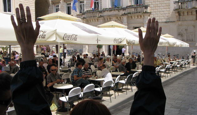 Performans Selme Banich na Narodnom trgu, foto: L. Banić