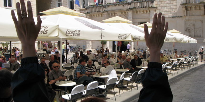 Performans Selme Banich na Narodnom trgu, foto: L. Banić Performans Selme Banich na Narodnom trgu, foto: L. Banić