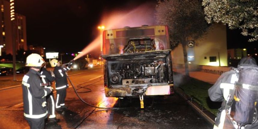 Pozar autobusa (Foto: CROPIX) Pozar autobusa (Foto: CROPIX)