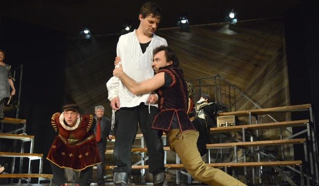 Bjelovar, Dom kulture – Prve veceri 13. kazalisnog festivala BOK festa izvedena je predstava Predstava Hamleta u selu Mrdusa Donja u izvedbi zagrebackog satirickog kazalista Kerempuh. Na sceni su bili glumci, Goran Navojec, Borko Peric, Mia Anocic Valenti