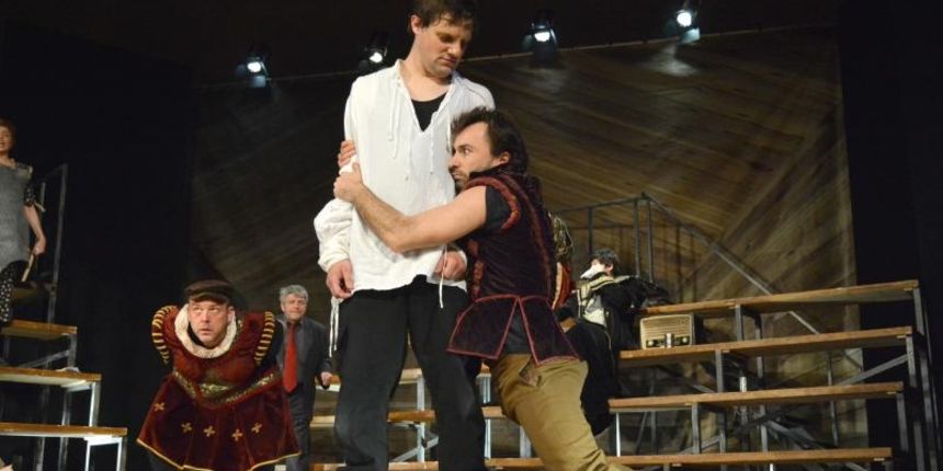 Bjelovar, Dom kulture – Prve veceri 13. kazalisnog festivala BOK festa izvedena je predstava Predstava Hamleta u selu Mrdusa Donja u izvedbi zagrebackog satirickog kazalista Kerempuh. Na sceni su bili glumci, Goran Navojec, Borko Peric, Mia Anocic Valenti Bjelovar, Dom kulture – Prve veceri 13. kazalisnog festivala BOK festa izvedena je predstava Predstava Hamleta u selu Mrdusa Donja u izvedbi zagrebackog satirickog kazalista Kerempuh. Na sceni su bili glumci, Goran Navojec, Borko Peric, Mia Anocic Valenti