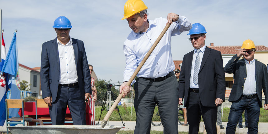 Ministar Štromar u ponedjeljak polaže kamen temeljac za izgradnju nove POS-ove zgrade u Biogradu na Moru Ministar Štromar u ponedjeljak polaže kamen temeljac za izgradnju nove POS-ove zgrade u Biogradu na Moru