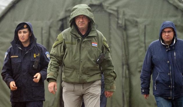 Opatovac – Premjer Zoran Milanovic posjetio je privremeni izbjeglicki kamp u kojem je djelatnicima policije cestitao njihov dan. Milanovicu su se pridruzili ministri Ranko Ostojic i Ante Kotramanovic Photo: Marko Jurinec/PIXSELL