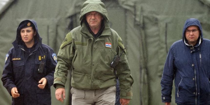 Opatovac – Premjer Zoran Milanovic posjetio je privremeni izbjeglicki kamp u kojem je djelatnicima policije cestitao njihov dan. Milanovicu su se pridruzili ministri Ranko Ostojic i Ante Kotramanovic Photo: Marko Jurinec/PIXSELL