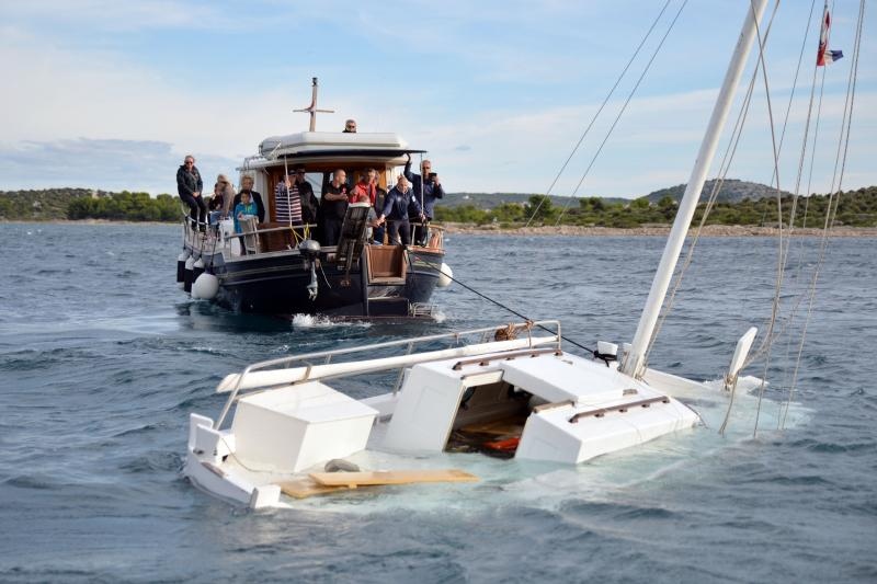 Ministra Hajdaša Dončića i posadu spašavali iz prevrnutog broda na regati Latinsko idro, Photo: Duško Jaramaz/PIXSELL