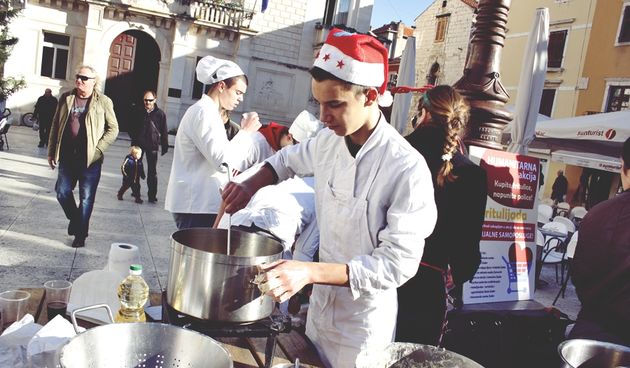Humanitarna akcija prodavanja fritula na Narodnom trgu, foto: eZadar