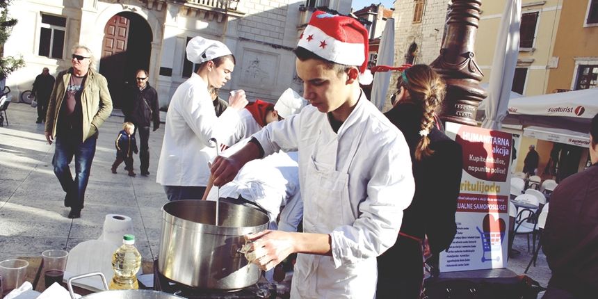 Humanitarna akcija prodavanja fritula na Narodnom trgu, foto: eZadar Humanitarna akcija prodavanja fritula na Narodnom trgu, foto: eZadar
