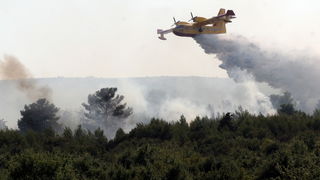 Zadar, 240809.
Veliki pozar kod Smokovica i Zemunika pokraj Zadra gase cetiri kanadera i dva air traktora. Gori nisko raslinje, a vatra je zaprijetila vojnoj pisti. Vjetar otezava gasenje.
Foto: Branislav Grgurovic / CROPIX Zadar, 240809.
Veliki pozar kod Smokovica i Zemunika pokraj Zadra gase cetiri kanadera i dva air traktora. Gori nisko raslinje, a vatra je zaprijetila vojnoj pisti. Vjetar otezava gasenje.
Foto: Branislav Grgurovic / CROPIX