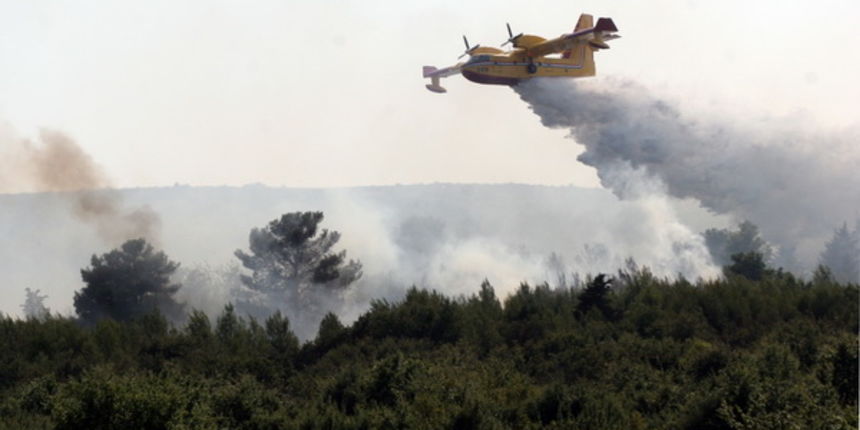 Zadar, 240809.
Veliki pozar kod Smokovica i Zemunika pokraj Zadra gase cetiri kanadera i dva air traktora. Gori nisko raslinje, a vatra je zaprijetila vojnoj pisti. Vjetar otezava gasenje.
Foto: Branislav Grgurovic / CROPIX