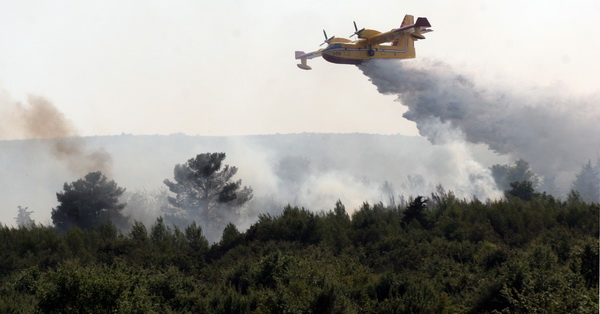 Zadar, 240809.
Veliki pozar kod Smokovica i Zemunika pokraj Zadra gase cetiri kanadera i dva air traktora. Gori nisko raslinje, a vatra je zaprijetila vojnoj pisti. Vjetar otezava gasenje.
Foto: Branislav Grgurovic / CROPIX Zadar, 240809.
Veliki pozar kod Smokovica i Zemunika pokraj Zadra gase cetiri kanadera i dva air traktora. Gori nisko raslinje, a vatra je zaprijetila vojnoj pisti. Vjetar otezava gasenje.
Foto: Branislav Grgurovic / CROPIX