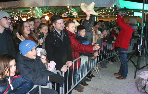 Virani 2016. godinu dočekali uz Lidiju Bačić, Leteći odred i spektakularan vatromet Virani 2016. godinu dočekali uz Lidiju Bačić, Leteći odred i spektakularan vatromet