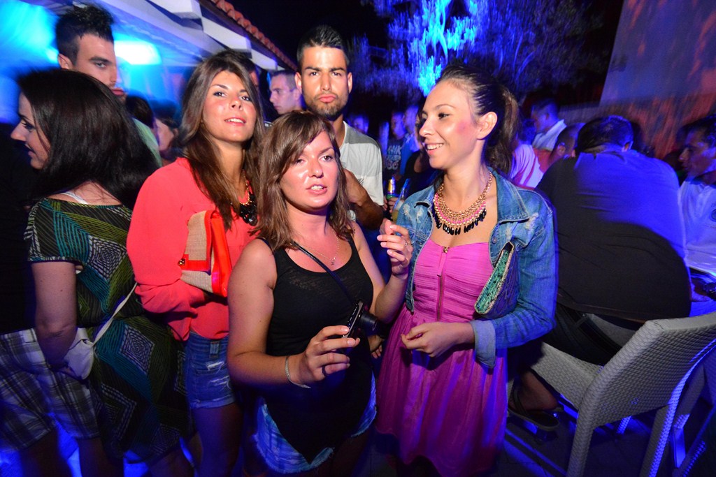 Subotnja zabava u Noštromo i Vagabundo barovima na Viru ; foto Iva Perinčić