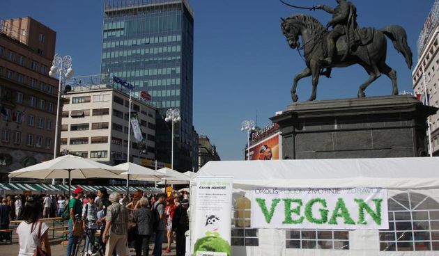Sesti ZeGeVege festival odrzivog zivljenja u organizaciji Prijatelja zivotinja, u sklopu medjunarodnog projekta Vegemanija i kampanje Zeleni ponedjeljak, otvoren je na Trgu bana Jelacica. Posjetitelje dvodnevnog festivala ocekuje vise od 70 izlagaca te bo